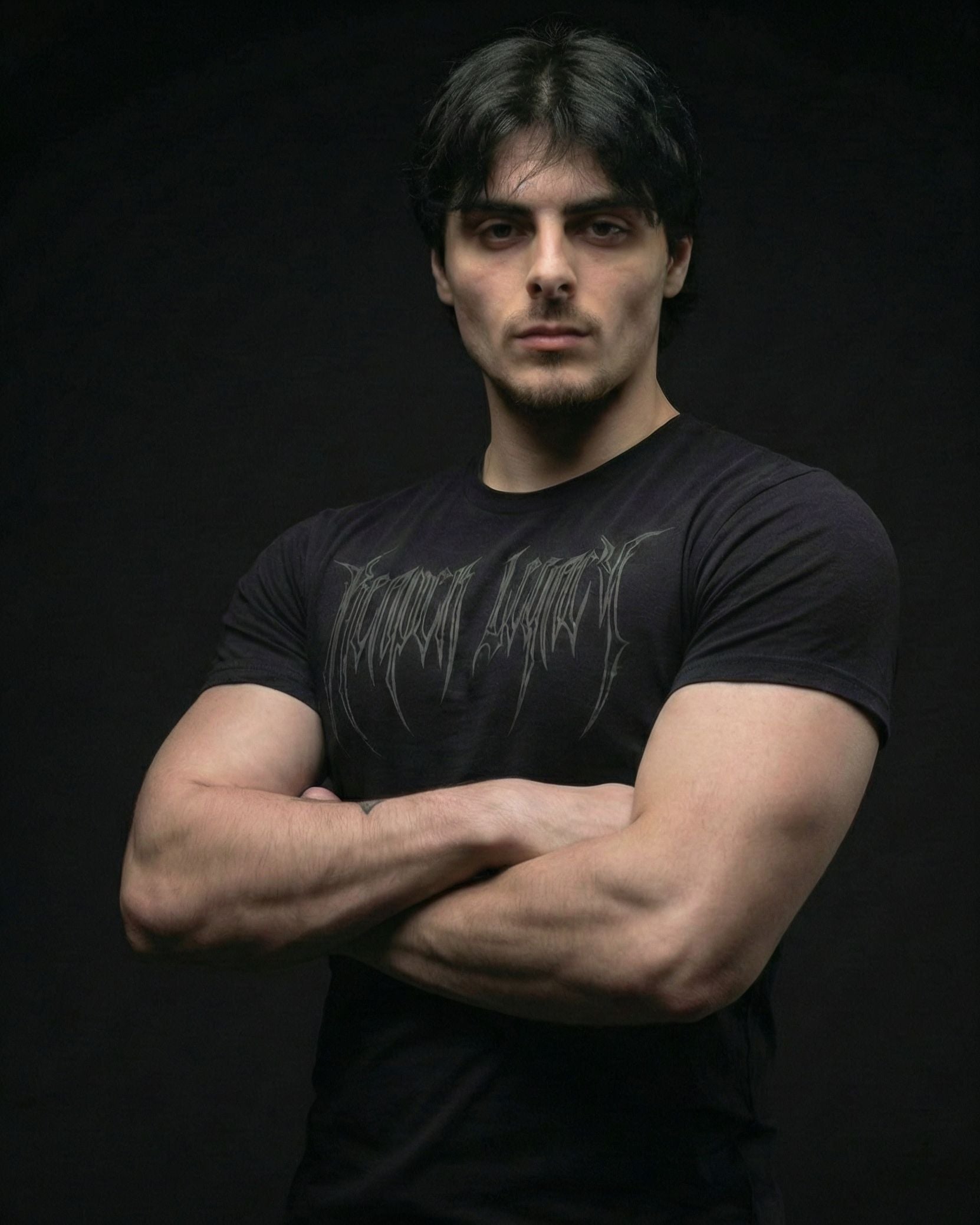 Camisa Muscle Fit negra modelo Ironclad de Reaper con gráfico frontal de alta definición, ajuste atlético en hombros y brazos