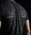 Vista trasera de camisa muscle fit negra The Fracture de Reaper con gráfico dorsal en estilo 'fractura' de alta densidad y ajuste atlético