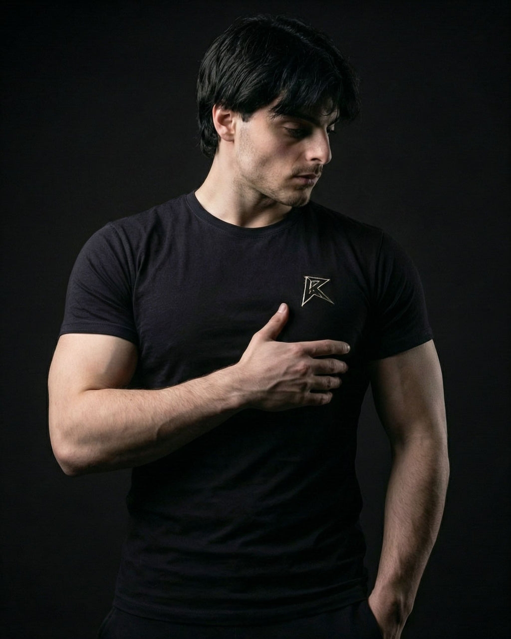 Vista trasera de camisa muscle fit negra The Fracture de Reaper con gráfico dorsal en estilo 'fractura' de alta densidad y ajuste atlético