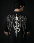 Vista trasera de la camisa oversized THE SERPENT de Reaper con diseño gráfico de espada y serpiente, confeccionada en algodón pesado de 380GSM