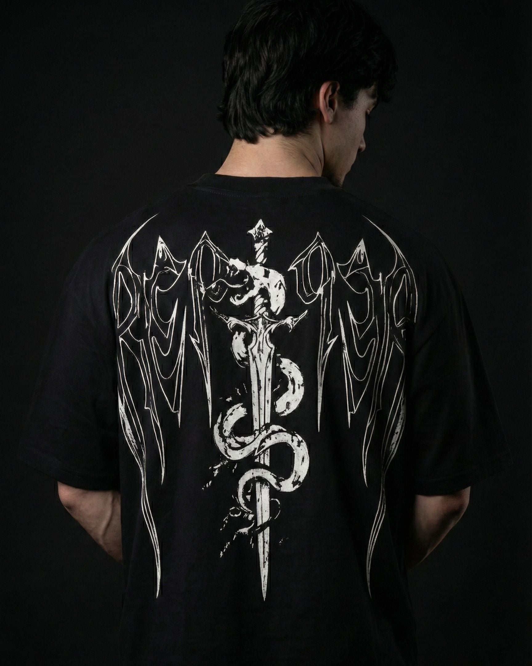 Vista trasera de la camisa oversized THE SERPENT de Reaper con diseño gráfico de espada y serpiente, confeccionada en algodón pesado de 380GSM