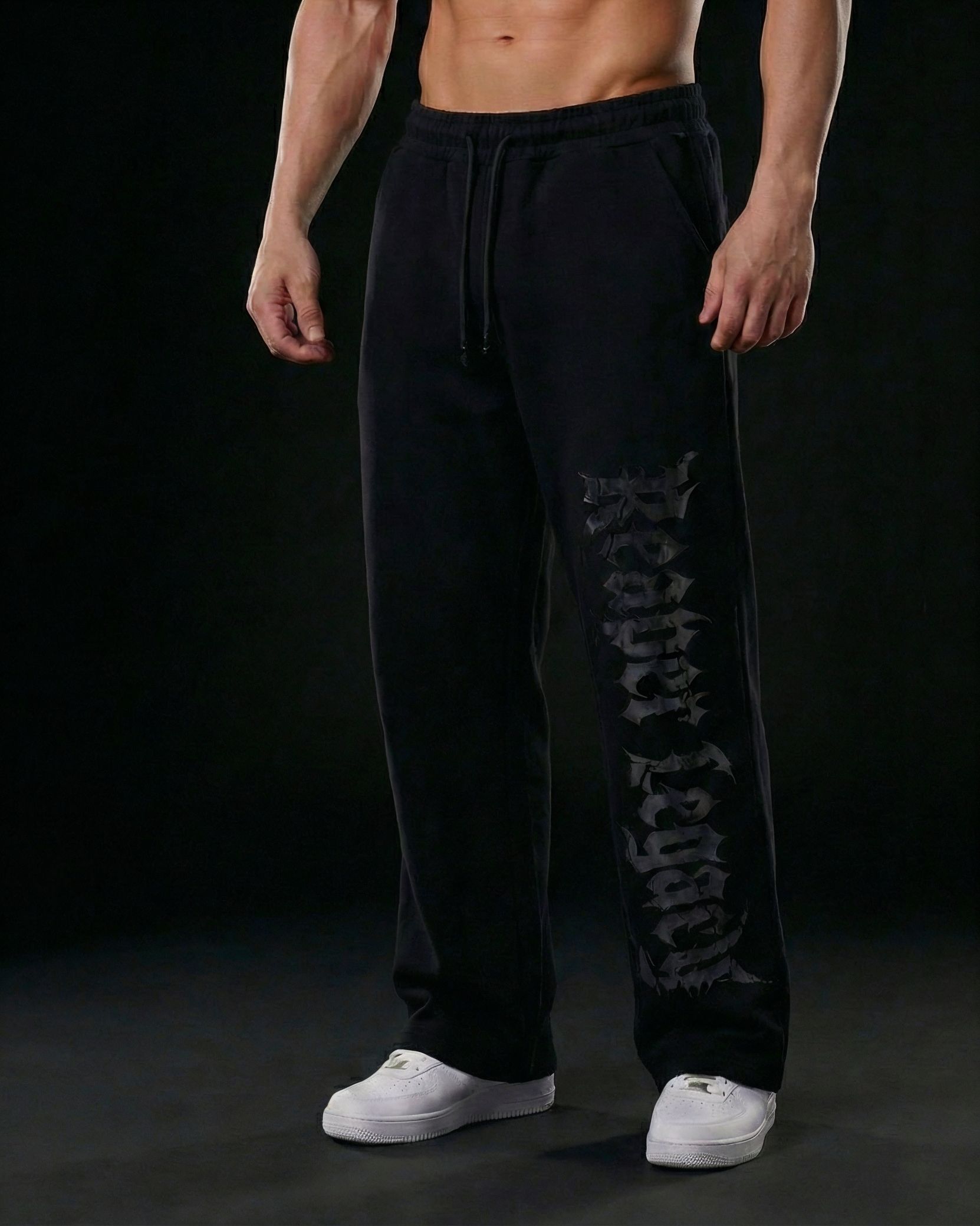Pantalones baggy negros The Grave Walker de Reaper con tipografía gótica vertical, confeccionados en French Terry de alto gramaje para una caída pesada