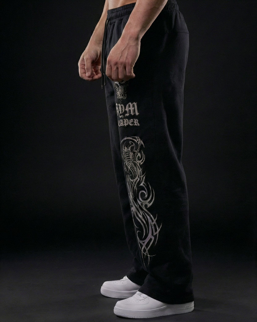 Pantalones baggy negros THE PHOENIX de Reaper con gráficos tribales de gran formato en la pierna, confeccionados en tejido pesado de alta densidad.