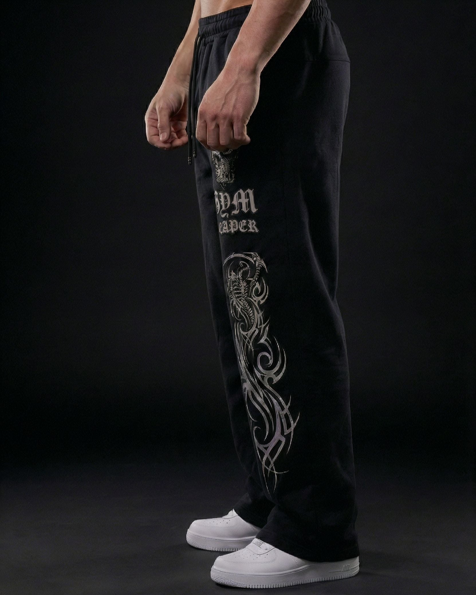 Pantalones baggy negros THE PHOENIX de Reaper con gráficos tribales de gran formato en la pierna, confeccionados en tejido pesado de alta densidad.