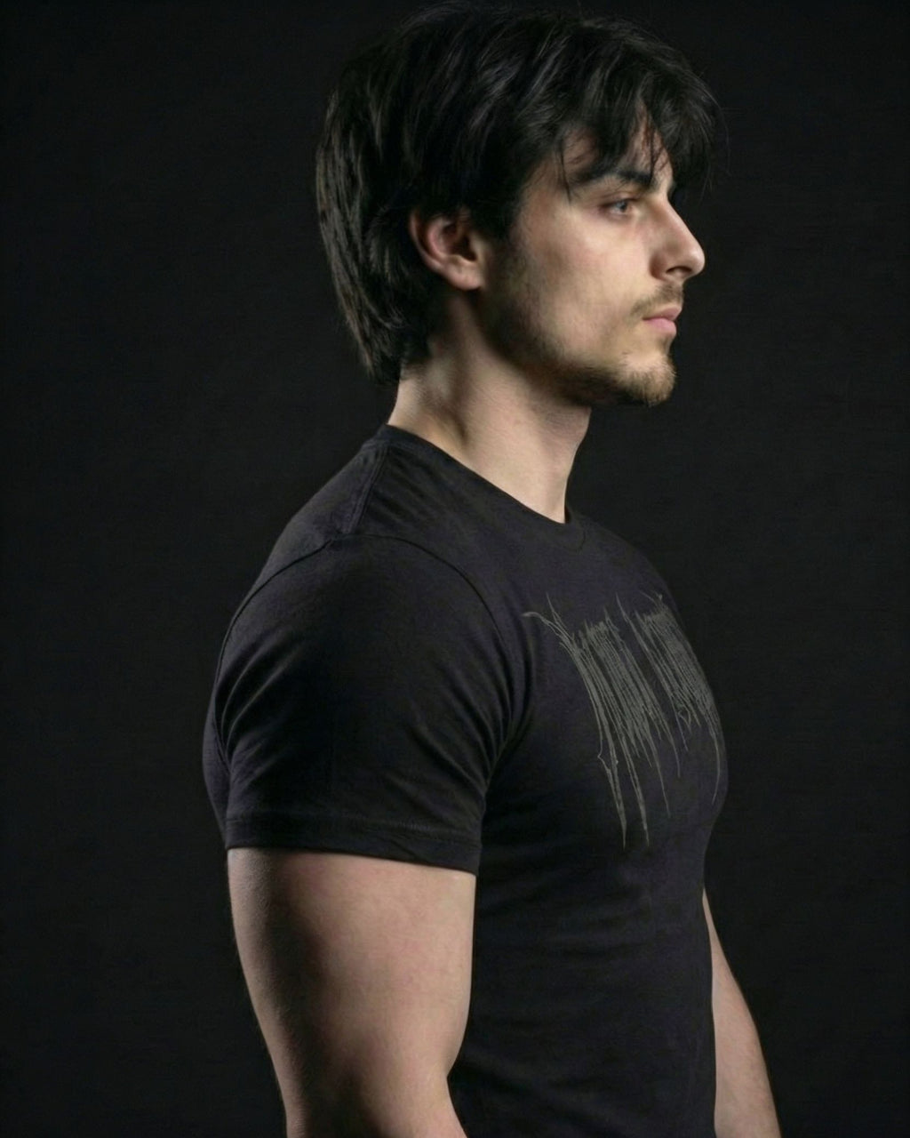 Camisa Muscle Fit negra modelo Ironclad de Reaper con gráfico frontal de alta definición, ajuste atlético en hombros y brazos