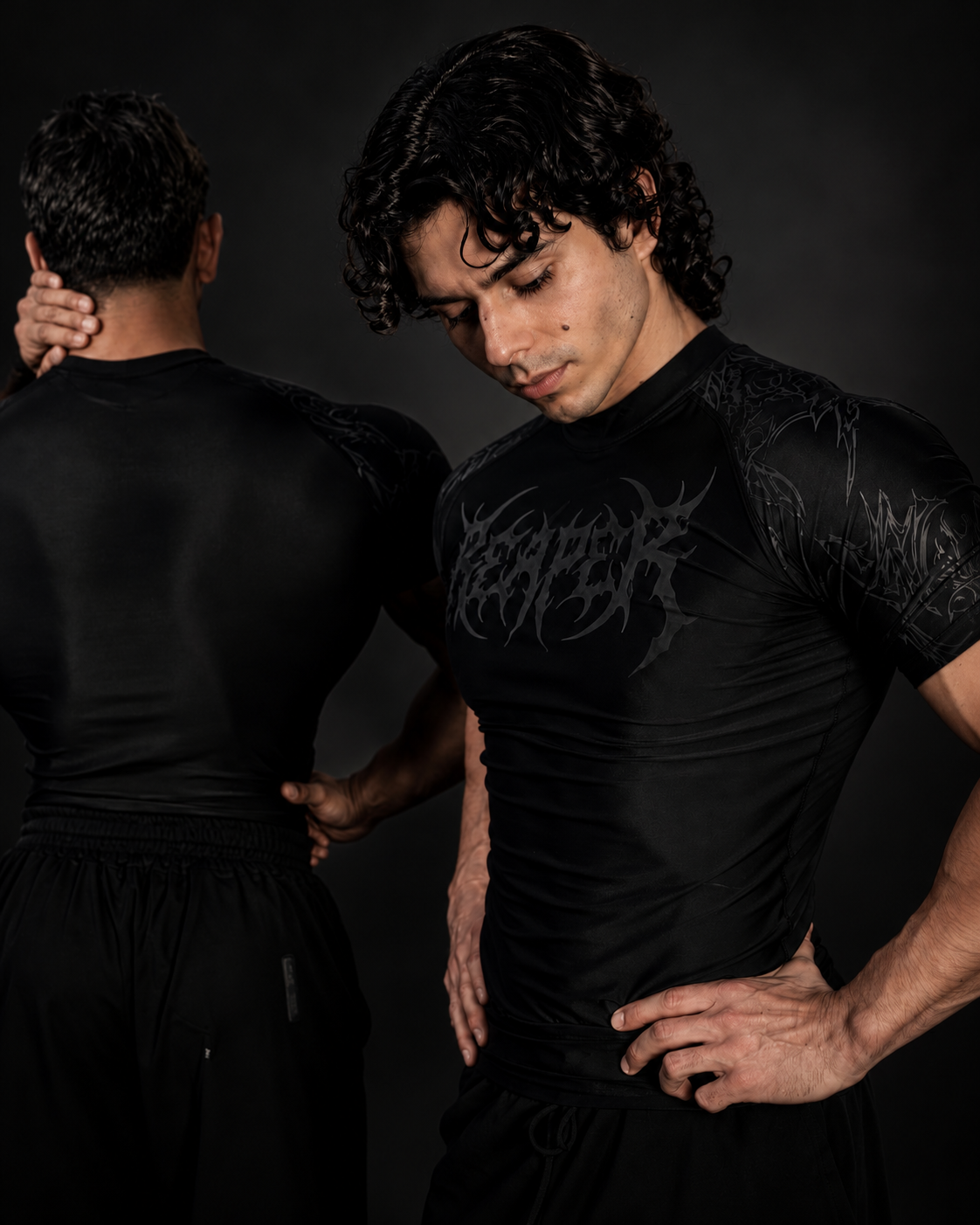 Modelo REAPER con camisa de compresión negra